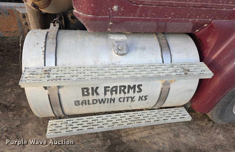 image for item FI0740 2003 International 9200I semi truck