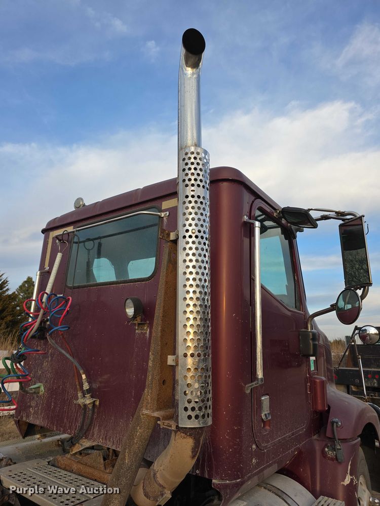 image for item FI0740 2003 International 9200I semi truck