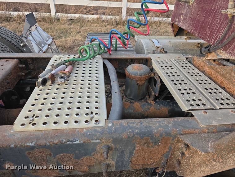 image for item FI0740 2003 International 9200I semi truck