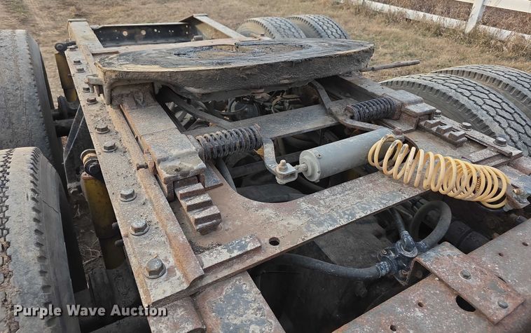 image for item FI0740 2003 International 9200I semi truck