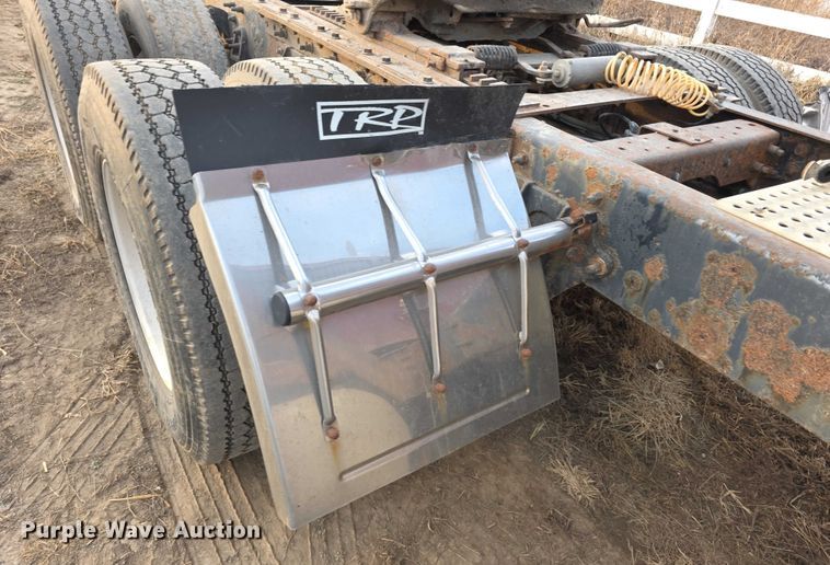 image for item FI0740 2003 International 9200I semi truck