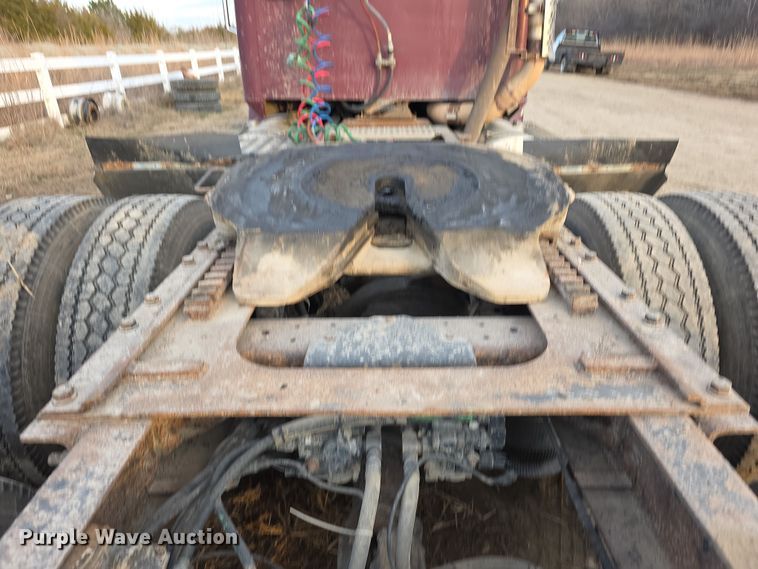 image for item FI0740 2003 International 9200I semi truck