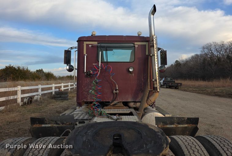 image for item FI0740 2003 International 9200I semi truck