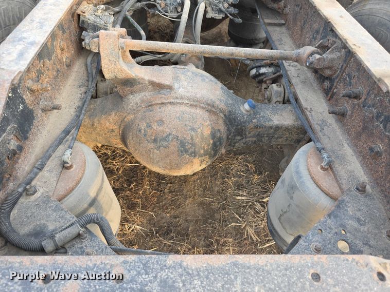 image for item FI0740 2003 International 9200I semi truck