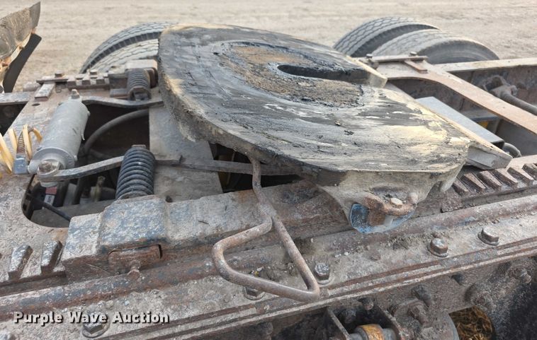 image for item FI0740 2003 International 9200I semi truck