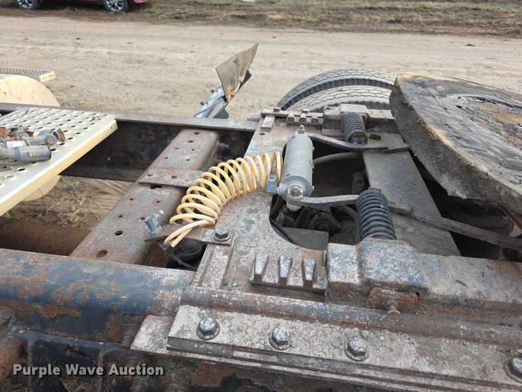 image for item FI0740 2003 International 9200I semi truck