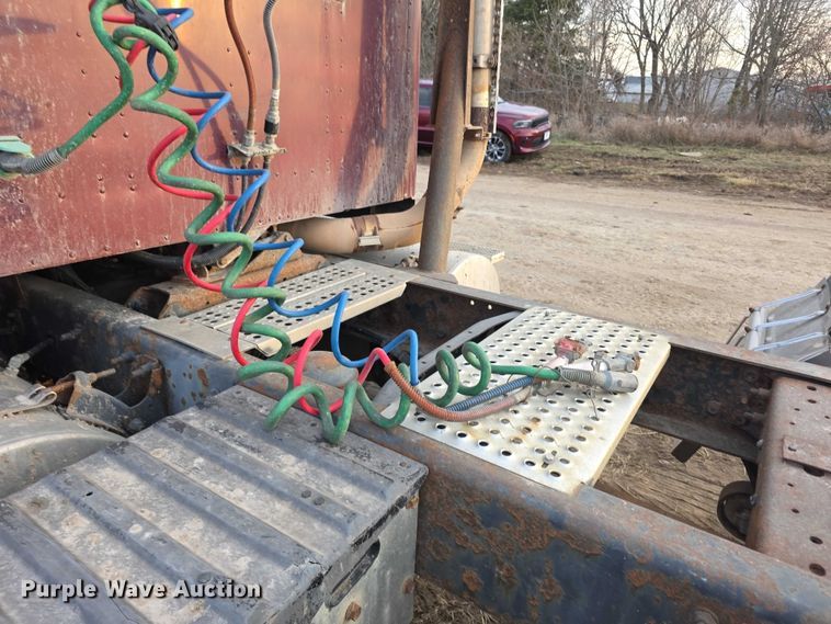 image for item FI0740 2003 International 9200I semi truck