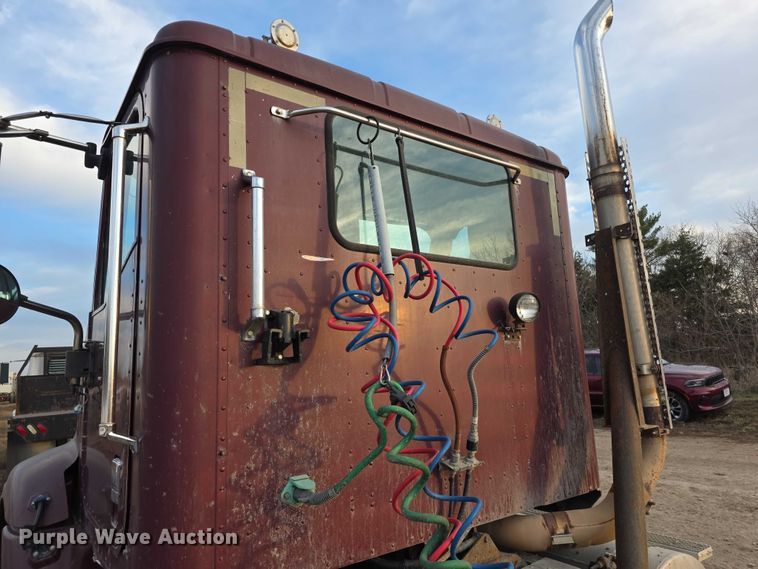 image for item FI0740 2003 International 9200I semi truck