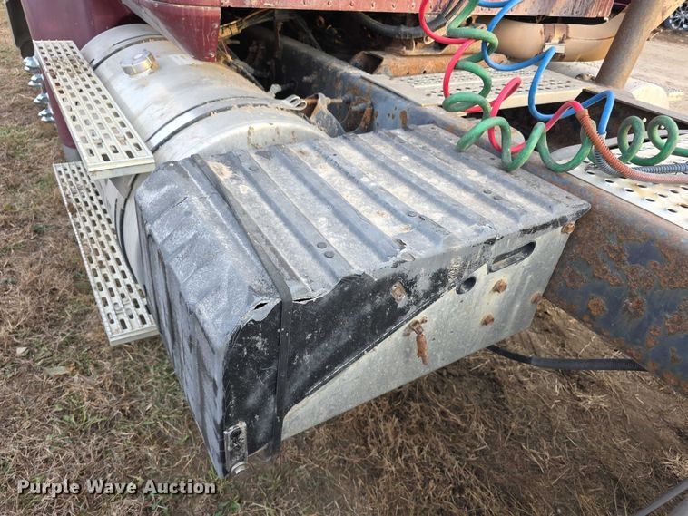 image for item FI0740 2003 International 9200I semi truck