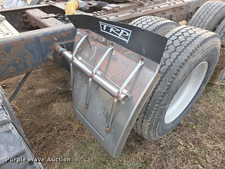 image for item FI0740 2003 International 9200I semi truck