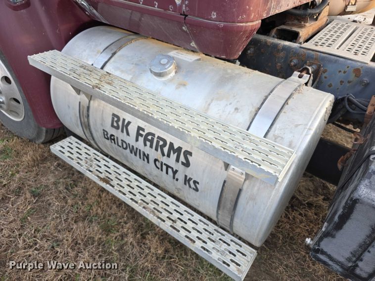 image for item FI0740 2003 International 9200I semi truck