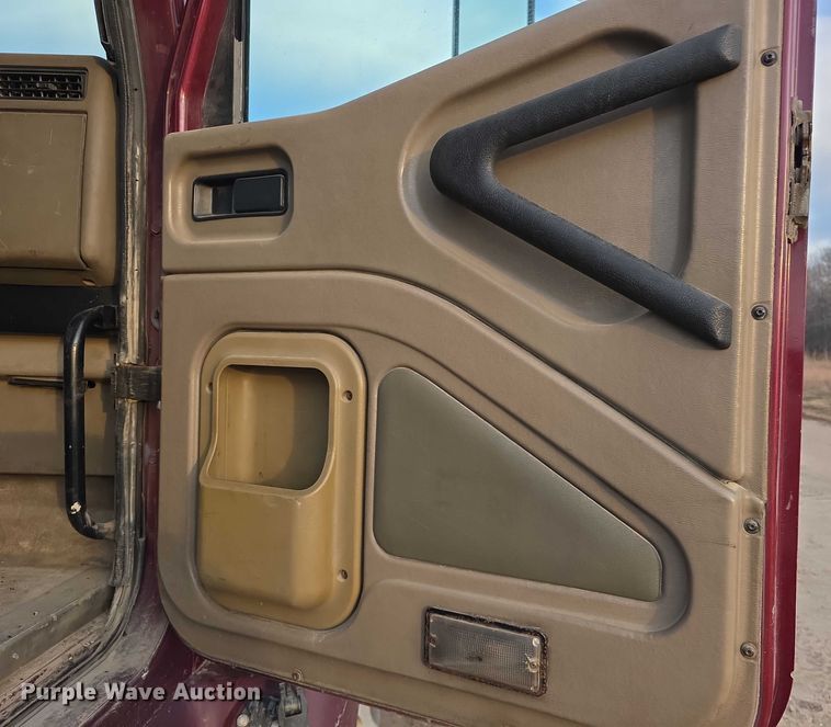 image for item FI0740 2003 International 9200I semi truck