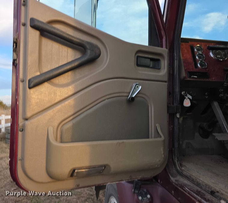 image for item FI0740 2003 International 9200I semi truck