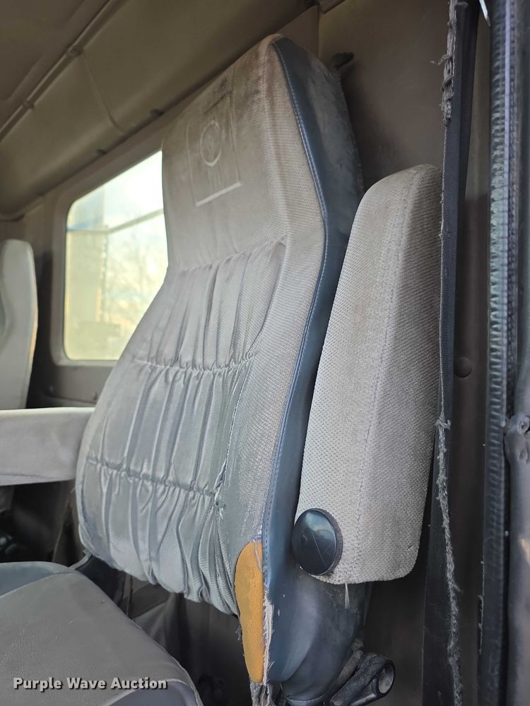 image for item FI0740 2003 International 9200I semi truck