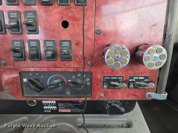 image for item FI0740 2003 International 9200I semi truck