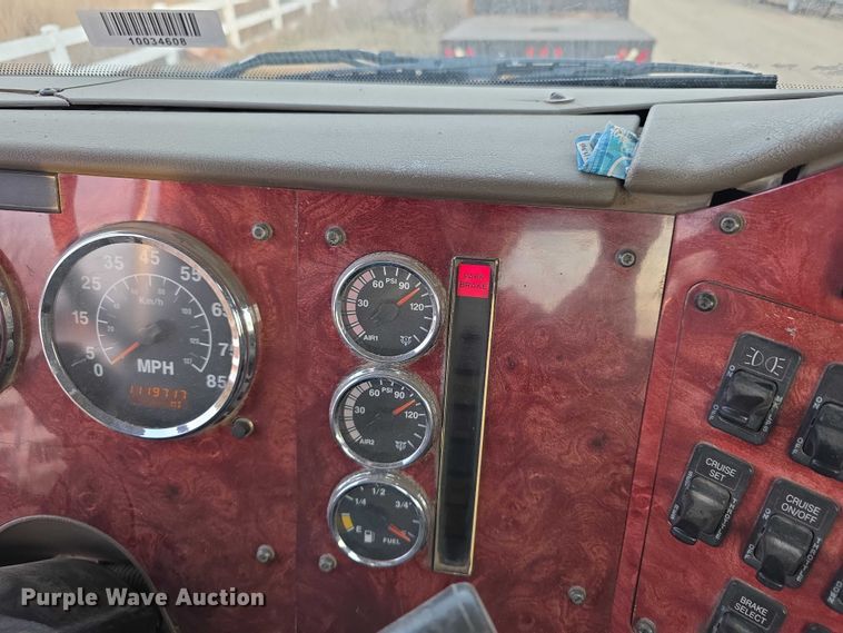 image for item FI0740 2003 International 9200I semi truck