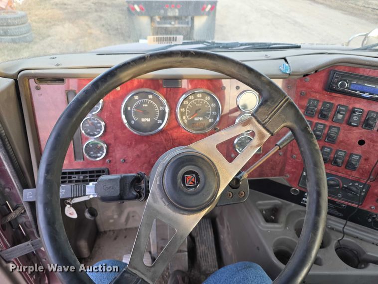 image for item FI0740 2003 International 9200I semi truck