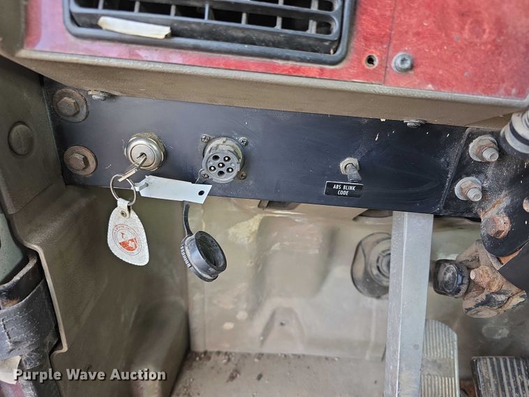 image for item FI0740 2003 International 9200I semi truck