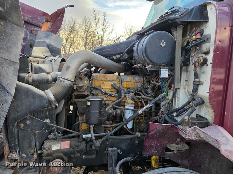 image for item FI0740 2003 International 9200I semi truck