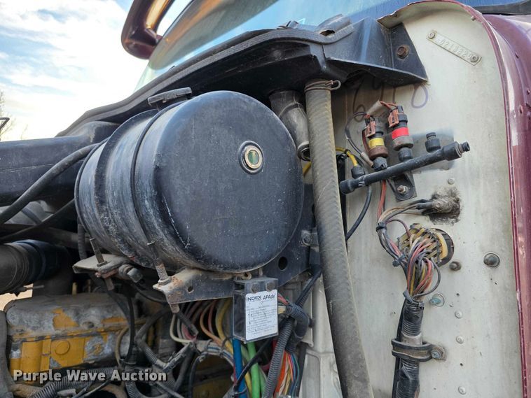 image for item FI0740 2003 International 9200I semi truck