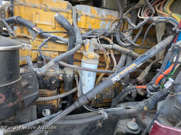 image for item FI0740 2003 International 9200I semi truck