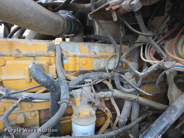 image for item FI0740 2003 International 9200I semi truck