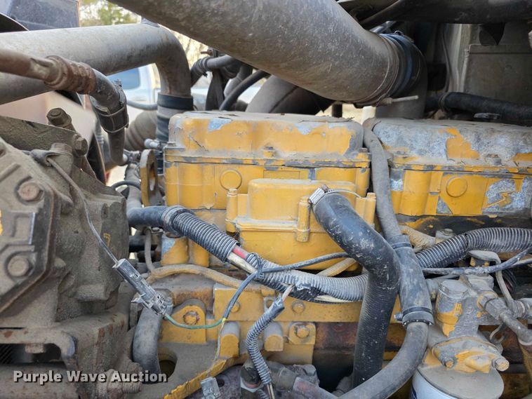 image for item FI0740 2003 International 9200I semi truck