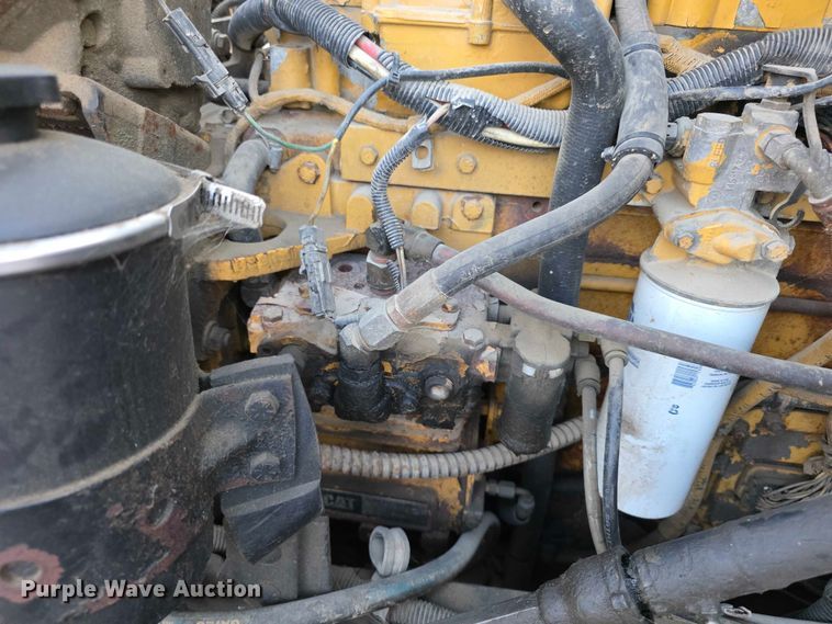 image for item FI0740 2003 International 9200I semi truck