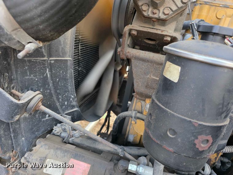 image for item FI0740 2003 International 9200I semi truck