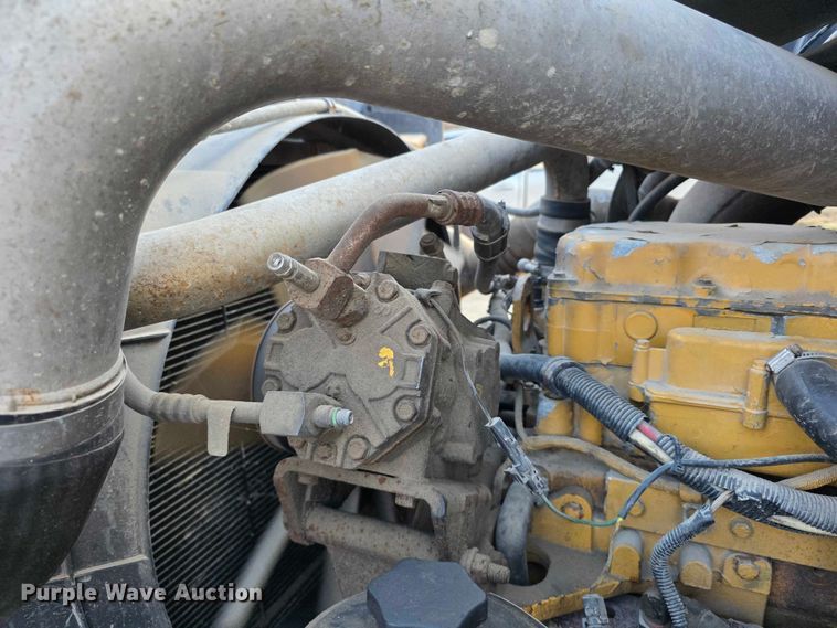 image for item FI0740 2003 International 9200I semi truck