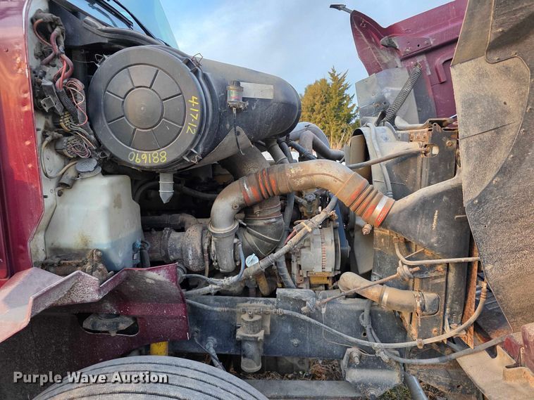 image for item FI0740 2003 International 9200I semi truck