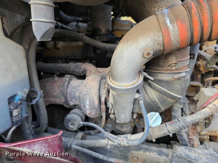 image for item FI0740 2003 International 9200I semi truck