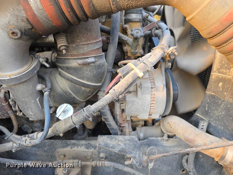 image for item FI0740 2003 International 9200I semi truck