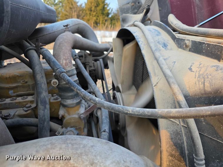 image for item FI0740 2003 International 9200I semi truck