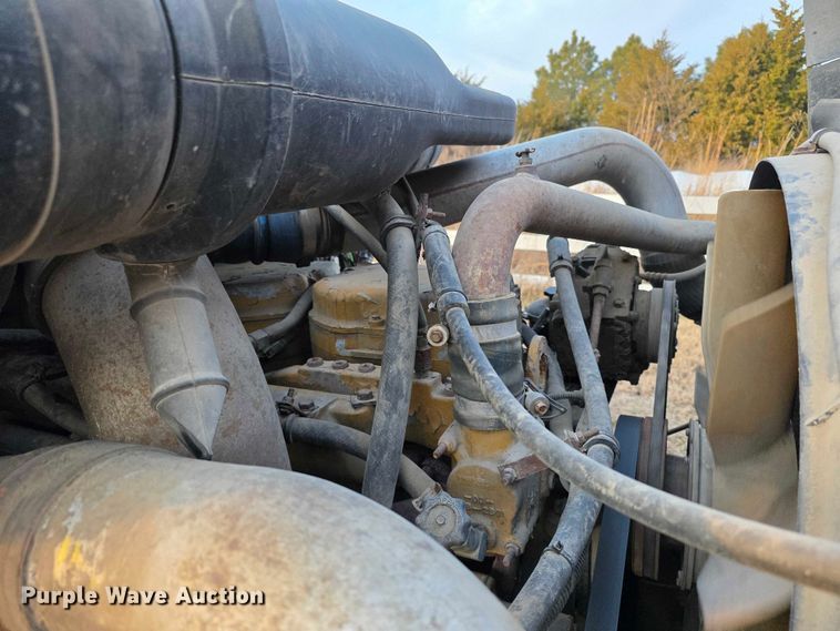 image for item FI0740 2003 International 9200I semi truck