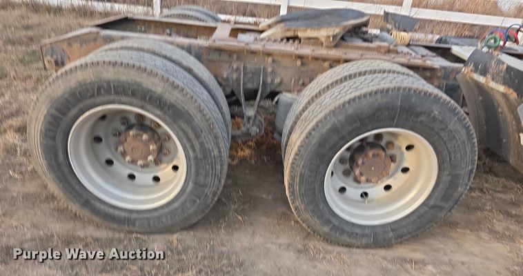 image for item FI0740 2003 International 9200I semi truck