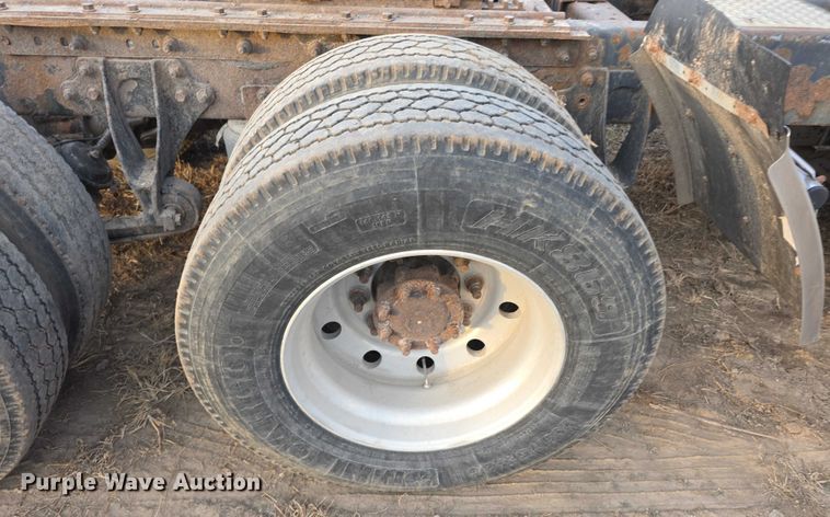 image for item FI0740 2003 International 9200I semi truck