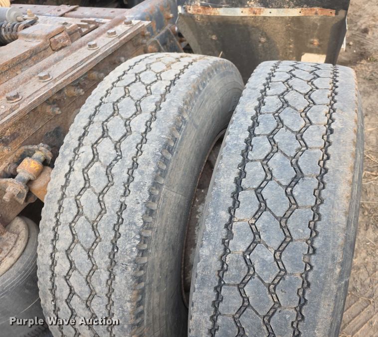 image for item FI0740 2003 International 9200I semi truck