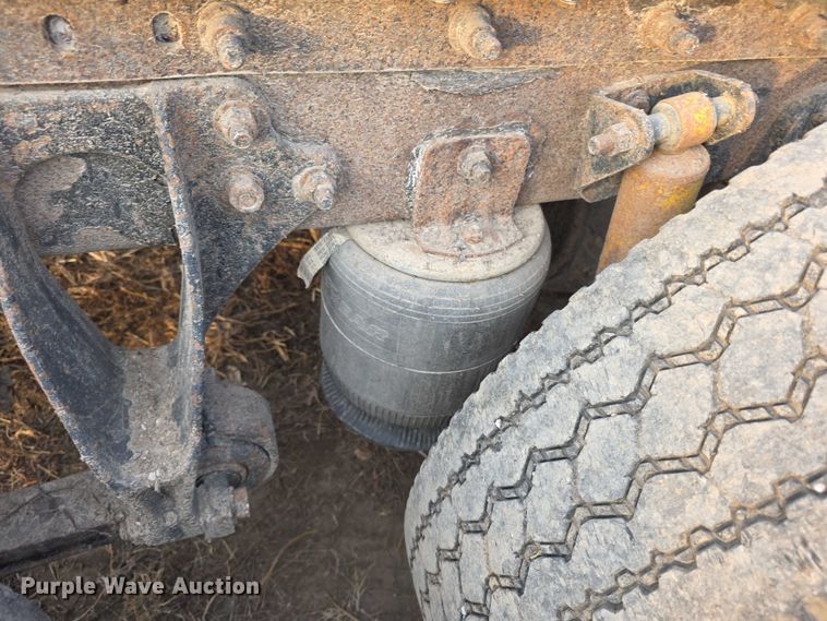 image for item FI0740 2003 International 9200I semi truck