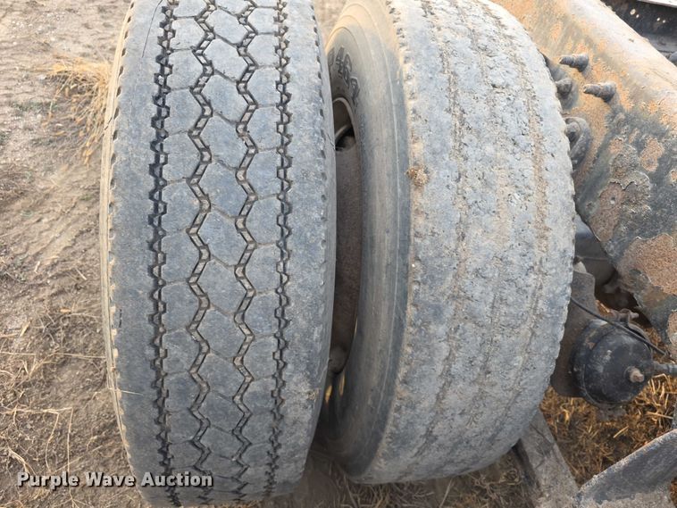 image for item FI0740 2003 International 9200I semi truck