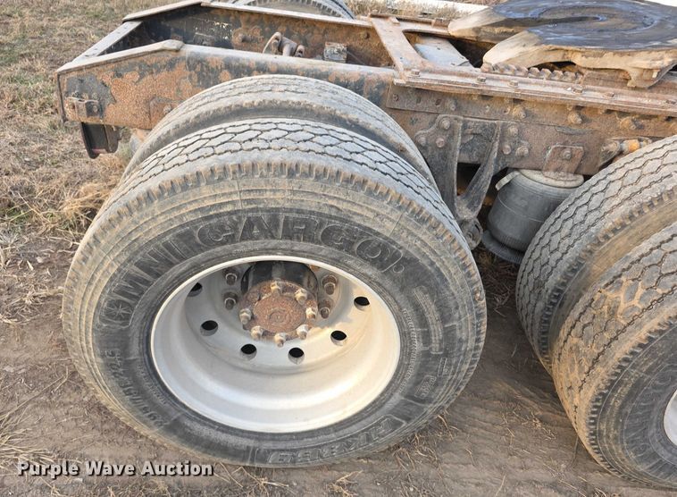 image for item FI0740 2003 International 9200I semi truck