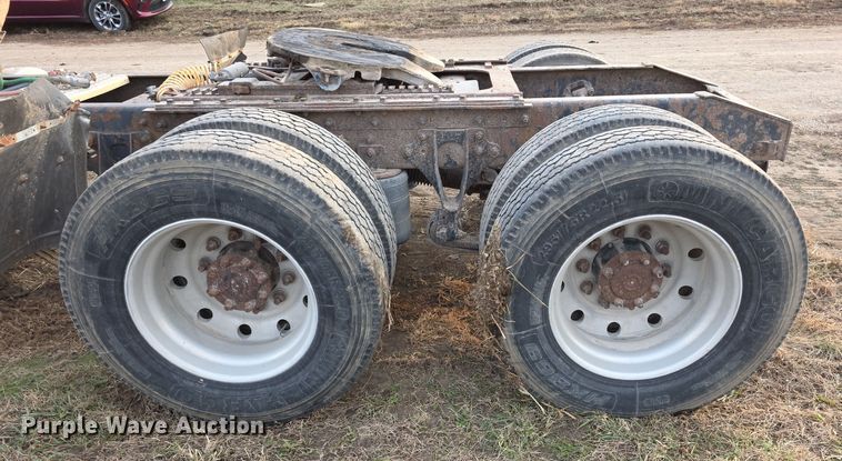 image for item FI0740 2003 International 9200I semi truck