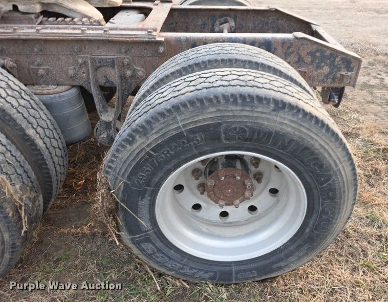 image for item FI0740 2003 International 9200I semi truck