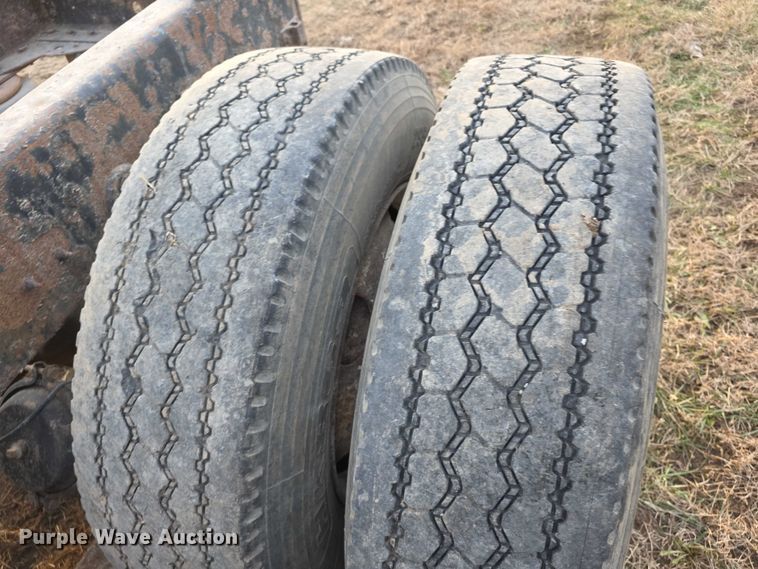 image for item FI0740 2003 International 9200I semi truck