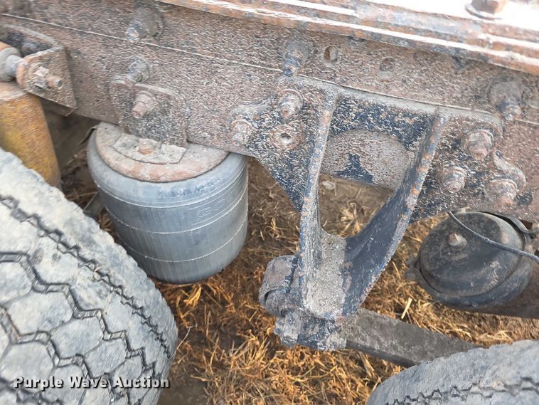 image for item FI0740 2003 International 9200I semi truck