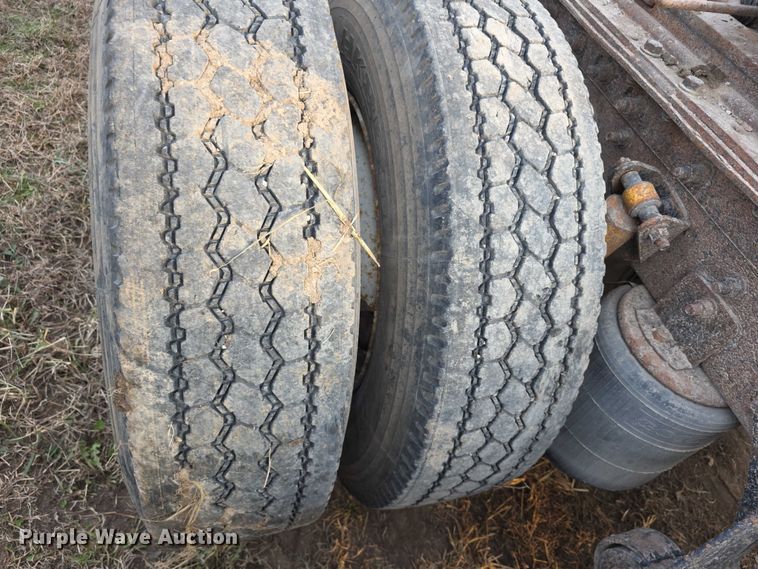 image for item FI0740 2003 International 9200I semi truck