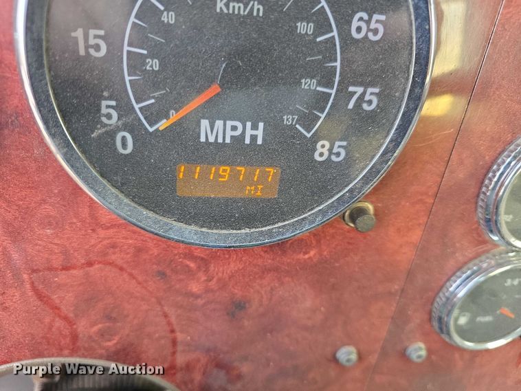 image for item FI0740 2003 International 9200I semi truck