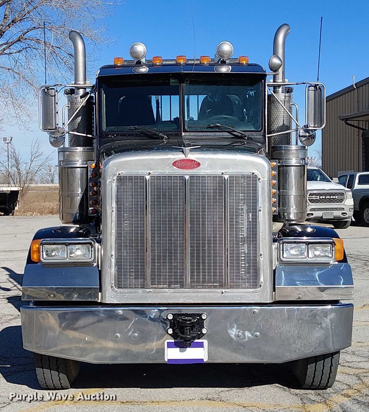 image for item FK0914 2002 Peterbilt 378 semi truck