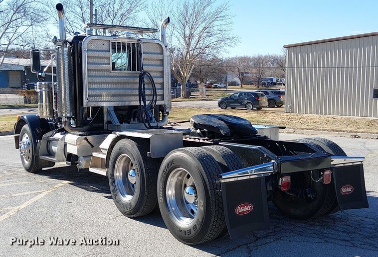 image for item FK0914 2002 Peterbilt 378 semi truck