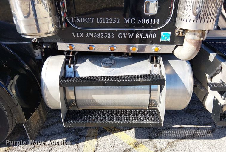 image for item FK0914 2002 Peterbilt 378 semi truck